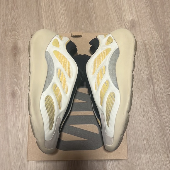 Yeezy 700 V3 - Picture 5 of 5